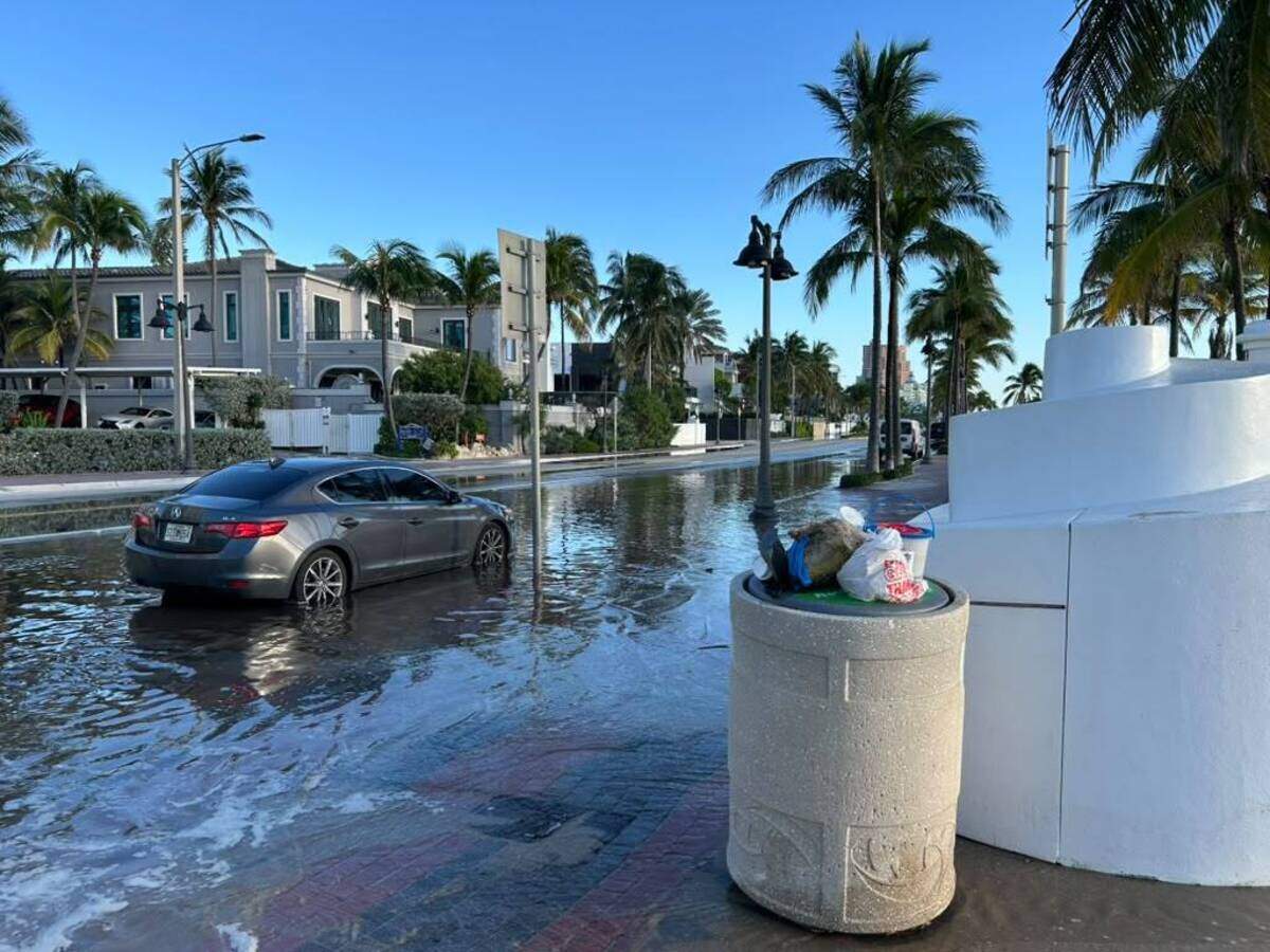 Flooding along A1A and near NE 15th Street in Fort Lauderdale Beach around 8:30 a.m. Sunday. Fort Lauderdale police shut down 2 miles of A1A due to flooding about an hour later.
